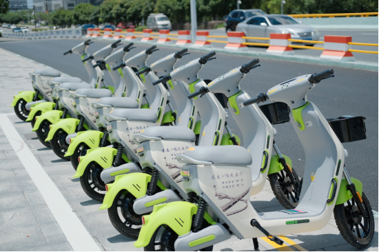 路邊整齊停放的共享電動(dòng)車